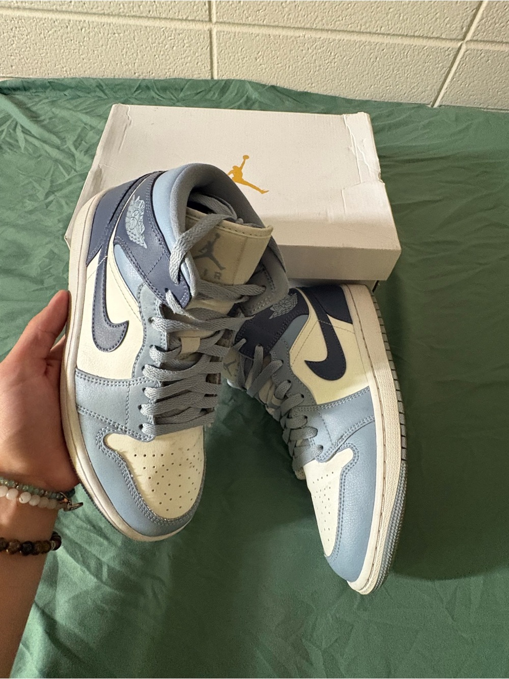 Air Jordan 1 Mid Sail ‘Diffuses Blue’ Sneakers✅